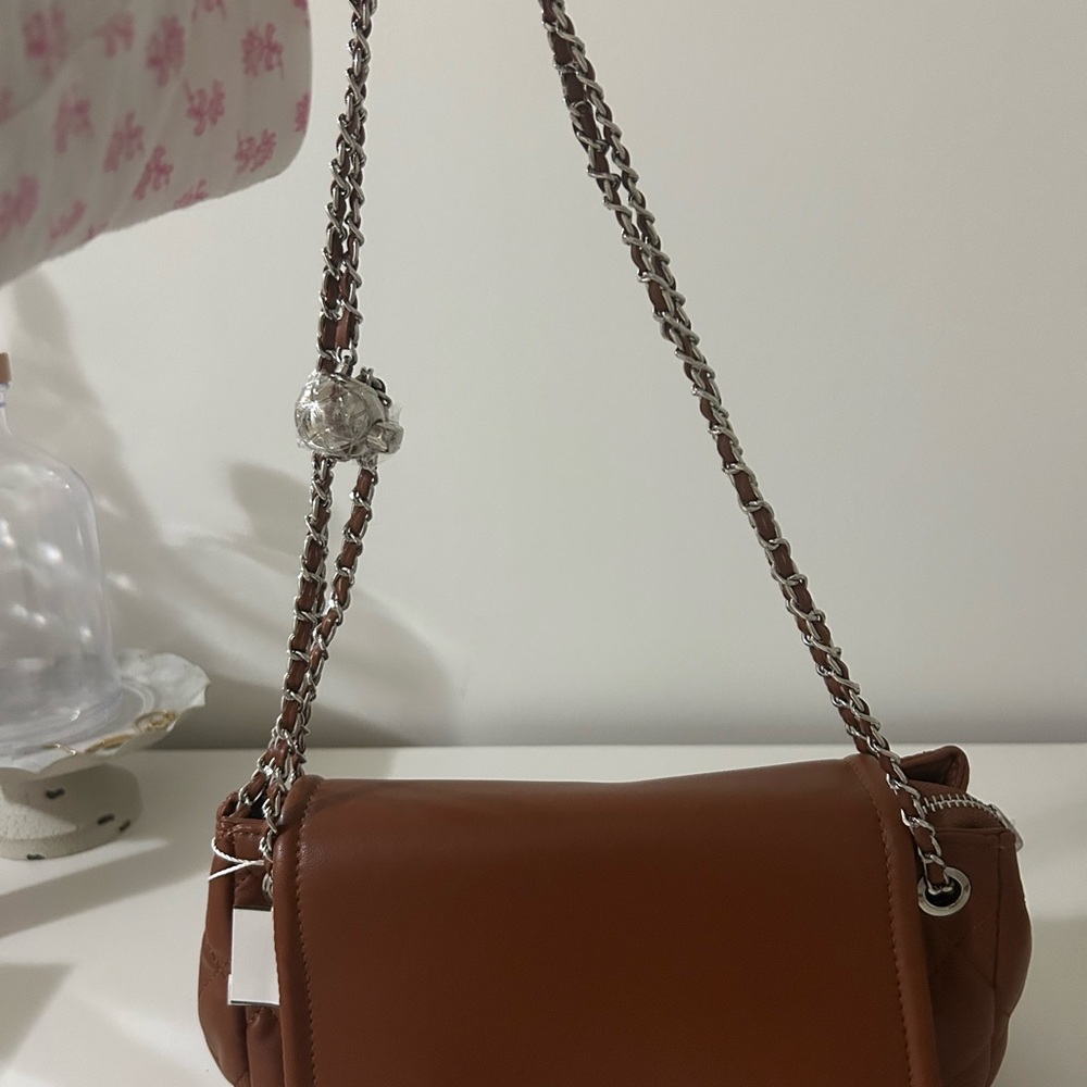 Chic Tan Leather Shoulder Bag - Picture 2 of 2